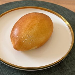 Печеный пирожок с луком и яйцом